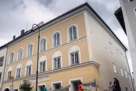 Ngôi nhà từng là nơi chào đời của trùm phátxít Đức Adolf Hitler ở Braunau Am Inn, Áo ngày 18/4. (Nguồn: AFP/TTXVN)