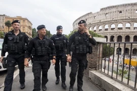 Cảnh sát Italy tuần tra quanh Đấu trường La mã cổ ở Roma ngày 5/8. (Nguồn: EPA/TTXVN)