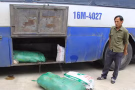 Số nội tạng được vận chuyển bằng xe khách bị bắt giữ tại cơ quan công an. (Ảnh: Trịnh Duy Hưng/TTXVN)