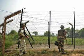 Binh sỹ Ấn Độ gác tại khu vực Jammu trên biên giới Ấn Độ-Pakistan ngày 2/10. (Nguồn: AFP/TTXVN)