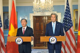 Thường trực Ban Bí thư Đinh Thế Huynh và Ngoại trưởng Hoa Kỳ John Kerry tại buổi họp báo chung sau cuộc hội đàm. (Ảnh: Thanh Tuấn/Vietnam+)