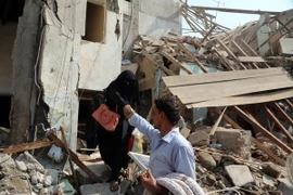 Chuyển thi thể nạn nhân khỏi hiện trường sau vụ không kích ở Sanaa ngày 8/10. (Nguồn: EPA/TTXVN)