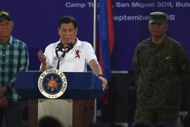Tổng thống Philippine Rodrigo Duterte (giữa) và Bộ trưởng Quốc phòng Delfin Lorenzana (trái) trong cuộc họp tại căn cứ quân sự thị trấn San Miguel, tỉnh Bulacan, phía bắc Manila ngày 15/9. (Nguồn: AFP/TTXVN)