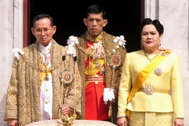 Nhà vua Thái Lan Bhumibol Adulyadej (trái), Hoàng Thái tử Maha Vajralongkorn và Hoàng hậu Sirikit tại thủ đô Bangkok ngày 5/12/1999. (Nguồn: AFP/TTXVN)