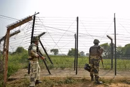Binh sỹ Ấn Độ gác tại khu vực Jammu trên biên giới Ấn Độ-Pakistan ngày 2/10. (Nguồn: AFP/TTXVN)