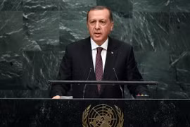Tổng thống Thổ Nhĩ Kỳ Recep Tayyip Erdogan phát biểu tại phiên họp Đại Hội đồng Liên hợp quốc ở New York, Mỹ ngày 20/9. (Nguồn: AFP/TTXVN)