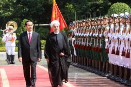Chủ tịch nước Trần Đại Quang và Tổng thống Cộng hòa Hồi giáo Iran Hassan Rouhani duyệt Đội danh dự Quân đội Nhân dân Việt Nam tại Lễ đón. (Ảnh: Nhan Sáng/TTXVN)