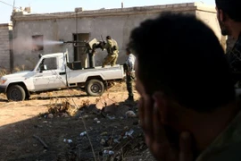 Các tay súng thuộc lực lượng đối lập Quân đội Tự do Syria (FSA) trong chiến dịch chống IS tại khu vực Dabiq, Syria ngày 15/10. (Nguồn: AFP/TTXVN)