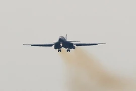 Máy bay ném bom chiến lược siêu thanh B-1B Lancer bay trên bầu trời gần Căn cứ Không quân Osan ở Pyeongtaek, phía nam Seoul ngày 21/9. (Nguồn: Yonhap/TTXVN)