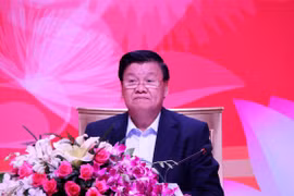 Thủ tướng Lào chủ trì cuộc đối thoại. (Ảnh: Phạm Kiên/TTXVN)