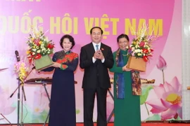 Chủ tịch nước Trần Đại Quang tặng hoa chúc mừng Chủ tịch Quốc hội Nguyễn Thị Kim Ngân và Phó Chủ tịch Quốc hội Tòng Thị Phóng. (Ảnh: Trọng Đức/TTXVN)