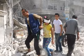 Cảnh đổ nát sau một cuộc không kích tại khu vực Fardous, thành phố Aleppo, Syria ngày 12/10. (Nguồn: AFP/TTXVN)