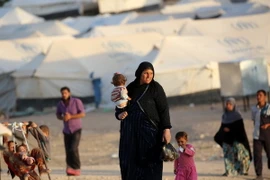 Người dân Iraq sơ tán khỏi khu vực chiến sự thành phố Mosul tới sống ở các trại tị nạn thị trấn al-Hol, tỉnh Hasakeh, Syria, ngày 17/10. (Nguồn: AFP/TTXVN)