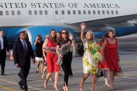 Bà Jill Biden xuống sân bay La Habana. (Nguồn: Reuters)