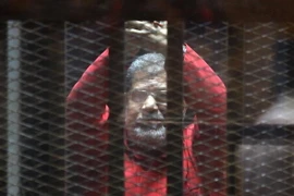 Cựu Tổng thống Mohammed Morsi đứng sau song sắt tại phiên tòa xét xử ông ở Cairo ngày 23/4. (Nguồn: THX/TTXVN)