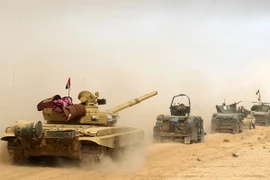 Các lực lượng Iraq làm nhiệm vụ trong chiến dịch truy quét IS tại khu vực al-Shurah, cách Mosul khoảng 45km về phía nam, ngày 17/10. (Nguồn: AFP/TTXVN)