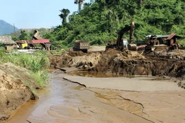 Hàng ngàn mét khối đất bùn được tích tụ trong khu vực mỏ của Công ty cổ phần Khoáng sản và Cơ khí - Mỏ mangan MIMECO Phúc Sơn gây ô nhiễm nghiêm trọng. (Ảnh: Văn Tý/TTXVN)