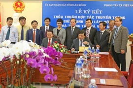 Tổng giám đốc TTXVN và Chủ tịch Ủy ban Nhân dân tỉnh Lâm Đồng ký biên bản hợp tác trong lễ ký kết chiều 18/10. (Ảnh: Nguyễn Dũng/TTXVN)