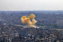 Khói bốc lên sau một vụ nã pháo của lực lượng đối lập tại thành phố Aleppo, Syria ngày 20/10. (Nguồn: AFP/TTXVN)