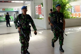 Binh sỹ Indonesia tuần tra tại sân bay Ngurah Rai ở Denpasar trên đảo Bali ngày 15/1. (Nguồn: AFP/TTXVN)