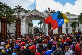 Những người ủng hộ Tổng thống Venezuela Nicolas Maduro tuần hành bên ngoài tòa nhà Quốc hội vào thời điểm các nghị sỹ của phe đối lập đang tiến hành phiên họp tại Caracas ngày 23/10. (Nguồn: AFP/TTXVN)