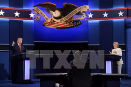 Ứng viên Tổng thống Hillary Clinton (phải) của đảng Dân chủ và Donald Trump của đảng Cộng hòa (trái) tại cuộc tranh luận trực tiếp thứ ba. (Nguồn: AFP/TTXVN)