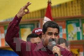 Tổng thống Venezuela Nicolas Maduro (giữa) tại cuộc đối thoại chính trị với các thủ lĩnh phe đối lập ở Caracas ngày 30/10. (Nguồn: EPA/TTXVN)