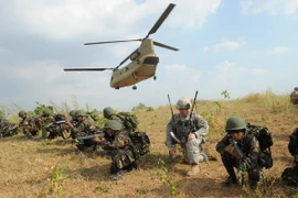 Binh sỹ Philippines và Mỹ trong cuộc tập trận ở Fort Magsaysay, tỉnh Nueva Ecija, phía bắc thủ đô Manila ngày 20/4/2015. (Nguồn: AFP/TTXVN)