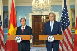 Thường trực Ban Bí thư Đinh Thế Huynh và Ngoại trưởng Hoa Kỳ John Kerry tại buổi họp báo chung sau cuộc hội đàm. (Ảnh: Thanh Tuấn/Vietnam+)