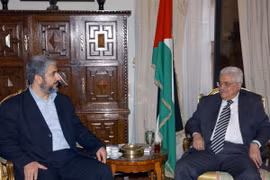 Tổng thống Palestine Mahmud Abbas (phải) trong cuộc gặp thủ lĩnh cấp cao Phong trào Hamas Khaled Meshaal (thứ ba, trái) tại Cairo (Ai Cập) ngày 27/4/2007. (Nguồn: AFP/ TTXVN)