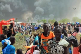 Người dân Nam Sudan chạy lánh nạn khỏi thị trấn Malakal sau cuộc đấu súng ngày 18/2. (Nguồn: AFP/TTXVN)