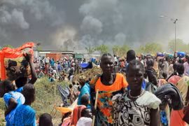 Người dân Nam Sudan chạy lánh nạn khỏi thị trấn Malakal sau cuộc đấu súng ngày 18/2. (Nguồn: AFP/TTXVN)