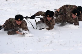 Binh sỹ Trung Quốc tham gia diễn tập quân sự trong điều kiện thời tiết băng giá tại Núi Daqing. (Nguồn: THX/TTXVN)