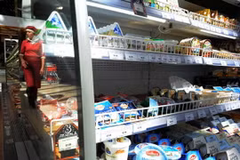 Hàng hóa bày bán tại một siêu thị ở Saint Petersburg (Nga) ngày 7/8/2014. (Nguồn: AFP/TTXVN)