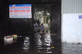 Nước ngập bao vây nhiều nhà dân tại phường Thạnh Xuân, quận 12. (Ảnh: Mạnh Linh/TTXVN)