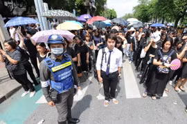 Người dân Thái Lan đến viếng Nhà vua Bhumibol Adulyadej tại Hoàng cung ở thủ đô Bangkok ngày 15/10. (Nguồn: THX/TTXVN)