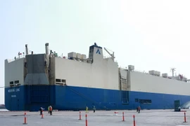 Tàu RORO mang tên Modern Link đầu tiên cập cảng Hải Phòng. (Ảnh: Lâm Khánh/TTXVN)