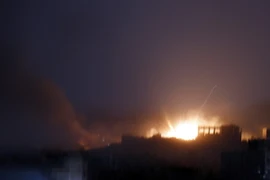 Khói và lửa bốc lên sau một cuộc không kích tại vị trí của phiến quân Houthi ở thủ đô Sanaa, Yemen ngày 19/9. (Nguồn: EPA/TTXVN)