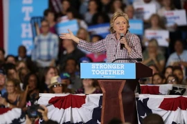 Cựu Ngoại trưởng Hillary Clinton trong chiến dịch vận động tranh cử ở Coral Springs, bang Florida ngày 30/9. (Nguồn: AFP/TTXVN)