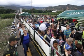 Người dân Venezuela trở về sau khi sang khu vực biên giới với Colombia mua hàng hóa thiết yếu ngày 17/7. (Nguồn: EPA/TTXVN)