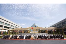 Phó Thủ tướng Việt Nam Vũ Đức Đam (thứ 10, trái) và đại diện các nước thành viên ACD chụp ảnh chung tại hội nghị. (Nguồn: EPA/TTXVN)
