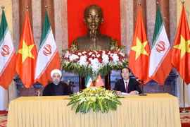 Chủ tịch nước Trần Đại Quang và Tổng thống Cộng hòa Hồi giáo Iran Hassan Rouhani họp báo thông báo kết quả hội đàm. (Ảnh: Nhan Sáng/TTXVN)