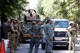 Lực lượng an ninh Afghanistan điều tra tại hiện trường một vụ đánh bom xe ở Kabul ngày 5/9. (Nguồn: THX/TTXVN)