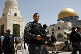 Cảnh sát Israel gác tại khu vực gần lối vào khu đền thờ Hồi giáo al-Aqsa. (Nguồn: AFP)