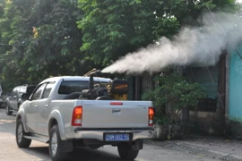 Phun hóa chất phòng chống sốt xuất huyết tại huyện Hoài Đức (Hà Nội). (Ảnh: Tuyết Mai/TTXVN)