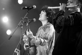 Nghệ sỹ Ngô Hồng Quang cùng ban nhạc lãng du theo những thanh âm quê hương trong 'Mưa rơi.' (Ảnh: CTV/Vietnam+)