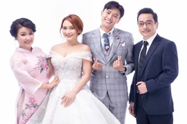 Gia đình ông Luật, bà Giang và các con trong “Về nhà đi con.” (Ảnh: Đoàn làm phim)