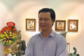 Họa sỹ Phan Thanh Sơn tại triển lãm "Chơi đất 4." (Ảnh: PV/Vietnam+)