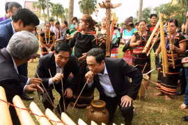 Chủ tịch Ủy ban Trung ương Mặt trận Tổ quốc Việt Nam Trần Thanh Mẫn tham gia uống rượu truyền thống cùng đồng bào dân tộc tại buổi khai mạc uần Đại đoàn kết các dân tộc-Di sản văn hóa Việt Nam 2018. (Ảnh: Nguyễn Dân/TTXVN)