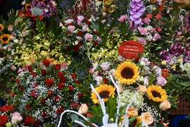 Vào dịp 20/11, các hàng hoa lại bày bán những bó hoa, lẵng hoa rực rỡ sắc màu. (Ảnh: Lương Mạnh/Vietnam+)